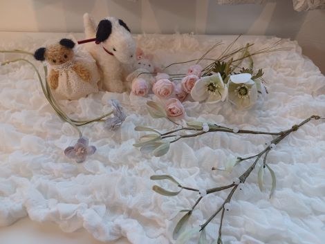 ◆3階浪漫館ギャラリー　5月14日（木）布花教室の様子です◆