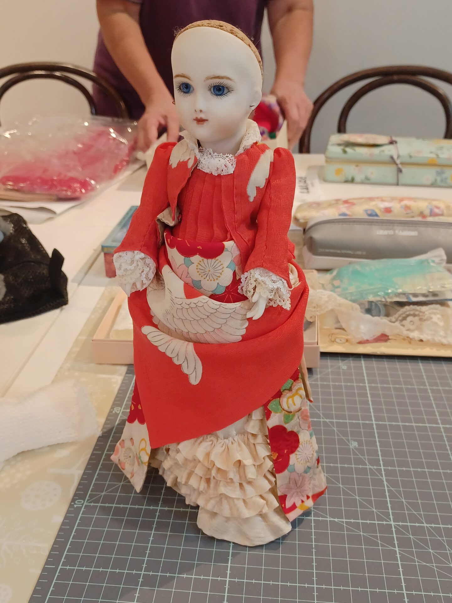 ◆3階浪漫館ギャラリー　8月14日（金）お人形衣装教室の様子です◆