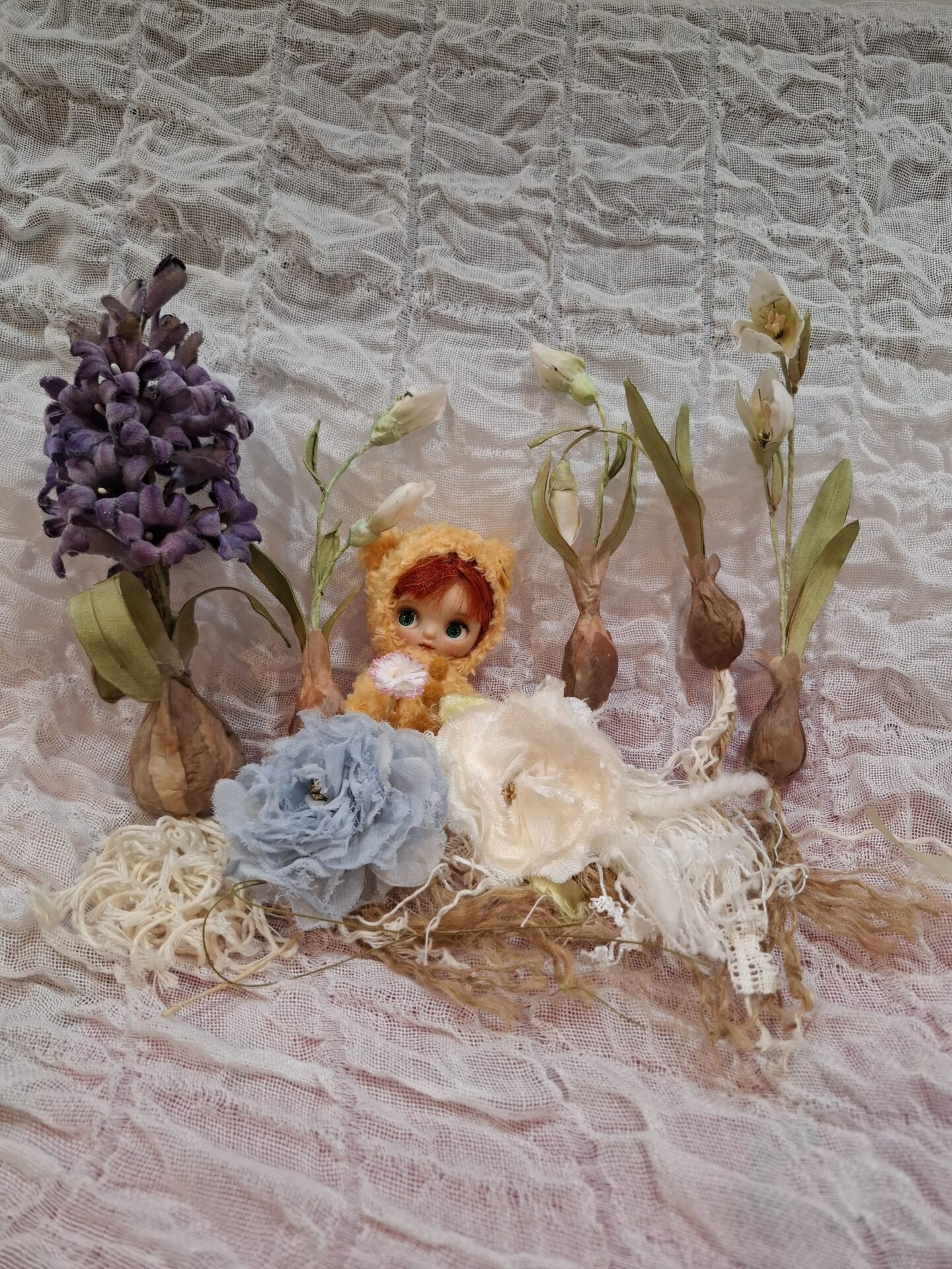 ◆3階浪漫館ギャラリー　10月8日（木）布花教室の様子です◆
